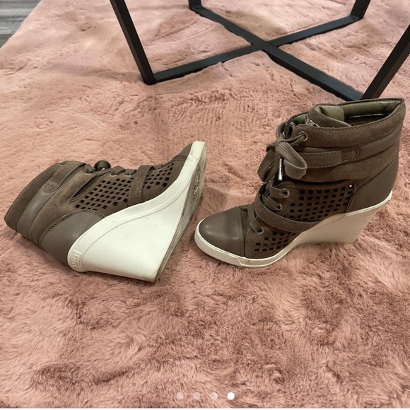 Michael Kors Sneaker Wedges, Suede. Nude/Light Brown color with white wedge. - Picture 3 of 4
